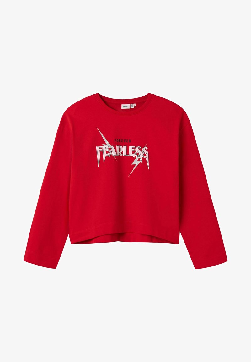 Rode cropped sweatshirt met lange mouwen, voorzien van een metallic grafisch ontwerp met de tekst "FOREVER FEARLESS" en bliksemschichtaccenten.