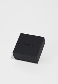 Caixa retangular preta com acabamento mate, apresentando a palavra "MAPLE" impressa em uma fonte simples e moderna na parte superior.