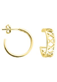 Guldtonade ringörhängen har en slät rund design och ett skulpturalt geometriskt utskärningsmönster som ger textur och visuell intresse.