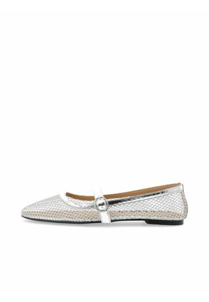 Zilveren platte schoen met puntige neus en meshpatroon, met een enkele band en een ronde metalen gesp, op een witte achtergrond.