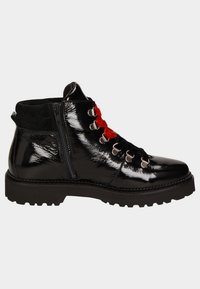 Bottes bottines en cuir verni noir avec lacets rouges, œillets argentés, fermeture éclair latérale et semelle robuste. Finition texturée avec une apparence lisse.