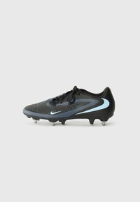 Svart fotballsko med teksturert overdel, grå detaljer og en lyseblå swoosh. Har rund tå og seks klare spiker.