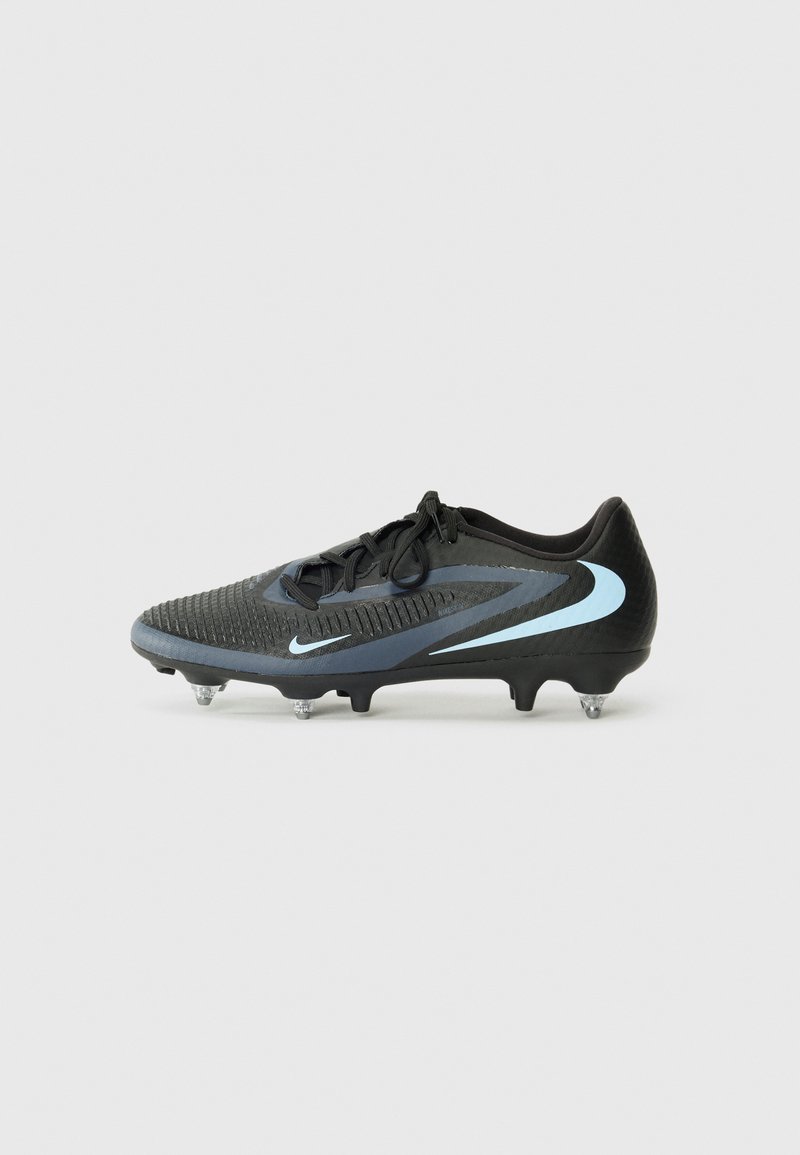 Svart fotballsko med teksturert overdel, grå detaljer og en lyseblå swoosh. Har rund tå og seks klare spiker.