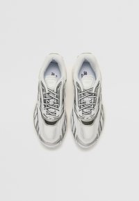 Reebok LTD PREMIER ROAD ULTRA UNISEX - Športni copati - white metallic