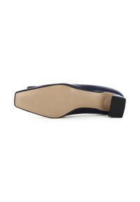 Navyblaue Lackleder-Ballerinas mit quadratischer Zehenform, strukturiertem schwarzen Absatz und einer beigen Gummisohle mit horizontalen Rillen für besseren Halt.