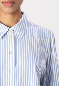 TOM TAILOR MODERN SHAPE STRIPED - Hemdbluse - mid blue/white