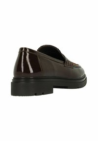 Mocassins en cuir verni marron avec une finition texturée, présentant un bout arrondi et une épaisse semelle en caoutchouc noir avec des détails de godron.