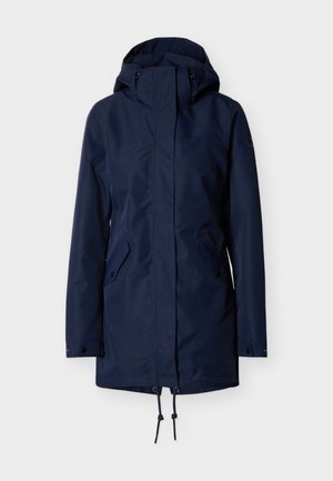 Mørkeblå hættejakke i regnmateriale med lynlås foran, lommer med klap og knap, justerbare snore i kanten og knaplukning ved ærmerne.