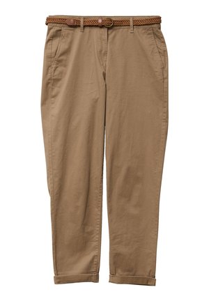 Beige chinos med et flettet brunt bælte. Har fire lommer og opklemmede manchetter. Fremstillet af et glat stof med en let tekstur.