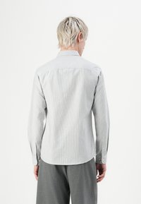 Stribet skjorte med knapper i lysegrå og hvid bomuld, med klassisk krave, lange ærmer og lige kant med afrundede kanter.