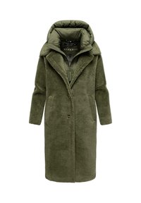 Groene, lange jas met een fluffige textuur, grote kraag en afneembare gewatteerde capuchon. Beschikt over twee voorzakken en knoopsluiting.