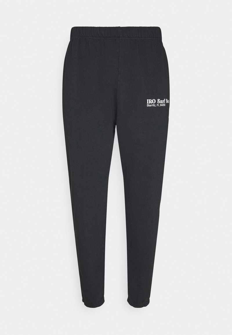 Czarne spodnie dresowe z elastycznym paskiem w talii, zwężanymi nogawkami i białym logo z napisem po lewej stronie, wykonane z miękkiego, trwałego materiału.