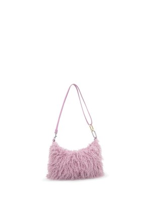 Petite sacoche à bandoulière avec une longue sangle rose et une texture en fourrure douce rose clair, équipée de fermoirs métalliques argentés et dorés sur un fond blanc.