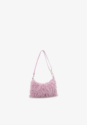 Pequeño bolso de hombro con correa larga rosa y textura de pelaje suave color rosa claro, con cierres metálicos plateados y dorados sobre un fondo blanco.