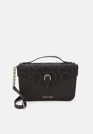 Sac bandoulière Calvin Klein marron foncé avec motif monogramme, boucle avant, poignée supérieure et sangle réglable avec détail chaîne.