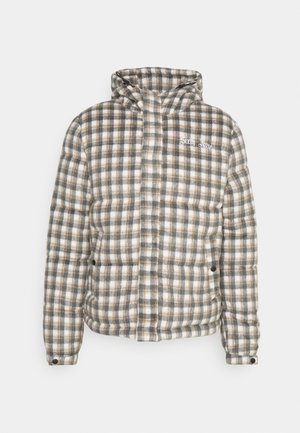 Gevoerde geblokte jas in grijs, wit en bruin; heeft een verstelbare capuchon, ritssluiting en geborduurd logo op de linkerborst.