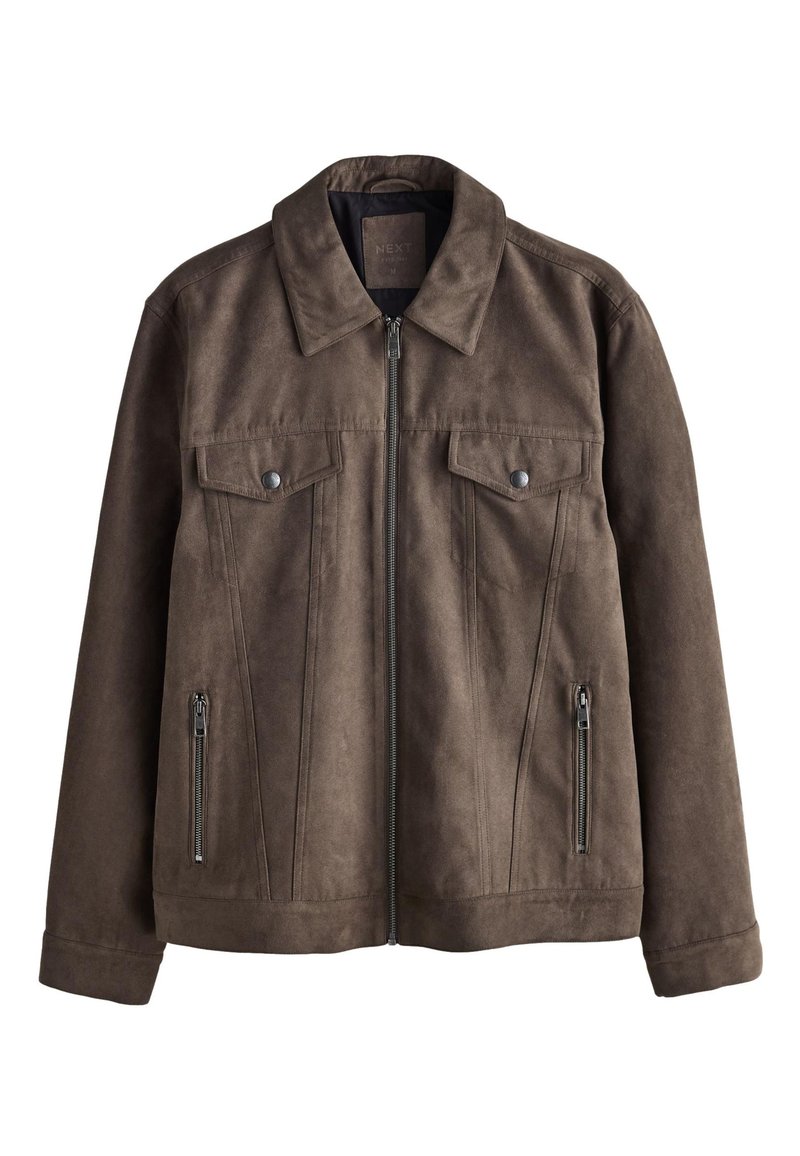 Giacca in camoscio marrone con collo, zip frontale, due tasche a toppa sul petto con bottoni e due tasche laterali verticali con zip.