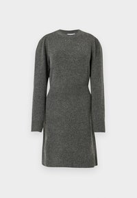 Vestido de malha cinza com mangas longas, decote redondo, textura canelada na cintura e saia ligeiramente rodada. Design minimalista.