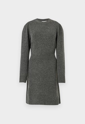 Vestido de punto gris con mangas largas, escote redondo, textura acanalada en la cintura y falda ligeramente acampanada. Diseño minimalista.