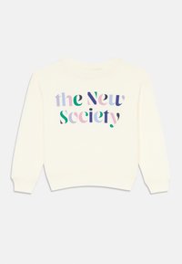 Sudadera crema con cuello redondo y mangas largas que presenta texto multicolor que dice "la Nueva Sociedad" en varias tipografías.