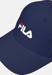 Cappellino blu navy in tessuto con visiera curvata, dotato di logo "FILA" ricamato in bianco e accento rosso sulla parte frontale.