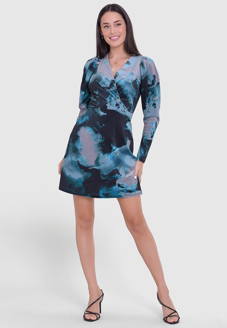 Schwarzes kurzärmliges Kleid mit abstraktem Muster in Blau und Teal. V-Ausschnitt, figurbetonte Silhouette und glatte Textur.
