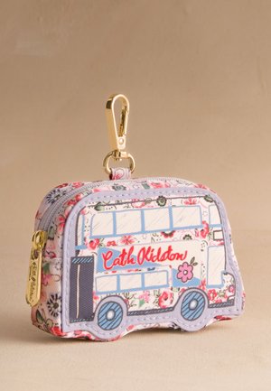Lille stofmøntpung formet som en blomstret dobbeltdækkerbus med "Cath Kidston" i rødt og en guldclips fastgjort på toppen.