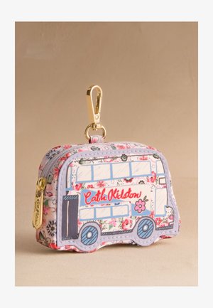 Väike kangast mündikott, mis on kujult lillemustriline kahekorruseline buss, millel on punasega kiri "Cath Kidston" ja kuldne klamber peal.