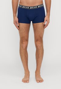Boxeri scurți de culoare bleumarin cu un tiv negru ce prezintă logo-ul "justcavalli". Material moale cu un design care se mulează pe corp. Fără modele sau accente.