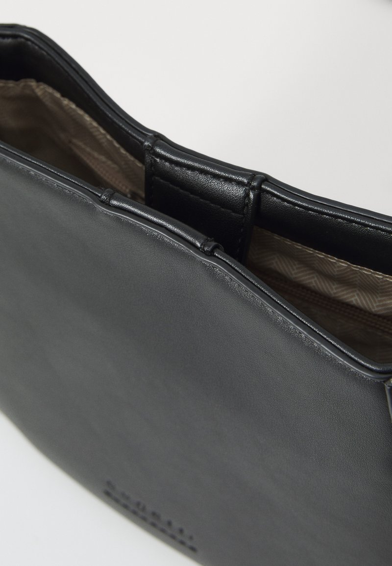 Borsa a tracolla in pelle nera con una texture liscia e una forma ben definita. L'interno presenta una fodera stampata, cuciture visibili e una chiusura a patta superiore.