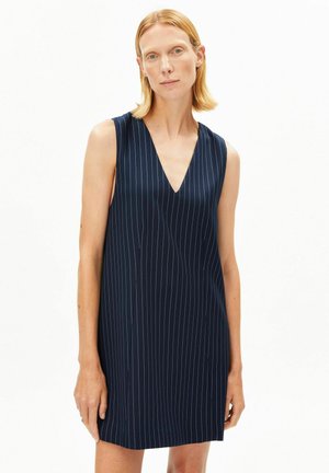 Marineblaues ärmelloses Kleid mit V-Ausschnitt, vertikalen weißen Nadelstreifen, klassischem A-Linien-Design und glatter Stoffstruktur.