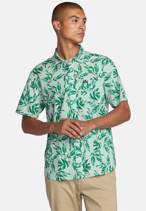 Chemise à manches courtes à boutons de couleur menthe avec un motif de feuilles tropicales. Comprend une poche poitrine et une coupe décontractée.