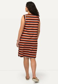 Ärmelloses Kleid mit horizontalen Streifen in Orange, Schwarz und Weiß. Hergestellt aus einem weichen Stoff mit lockerer Passform, endet über dem Knie.