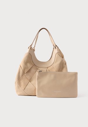 Béžová semišová kabelka hobo s prošívaným vzorem a hladkými koženými detaily, doplněná o odpovídající béžovou kapsu se zipovým uzávěrem.