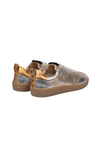 Metallisch silberne und goldene Sneakers mit einer strukturierten Oberfläche, ausgestattet mit weißen Schnürsenkeln und einer tanfarbenen Gummisohle. Akzentuierte Ferse mit goldenen Details.