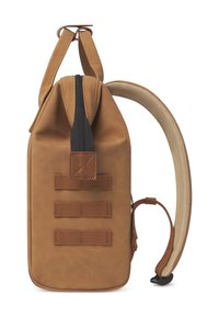 Borsa in pelle marrone con texture, chiusura con zip, tracolla regolabile e tre accenti orizzontali in tessuto sulla parte laterale. Presenta un manico imbottito.