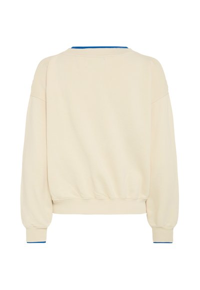 Sudadera crema con un corte holgado, puños acanalados y un escote redondeado que presenta un cuello interior azul. Tejido suave y texturizado.