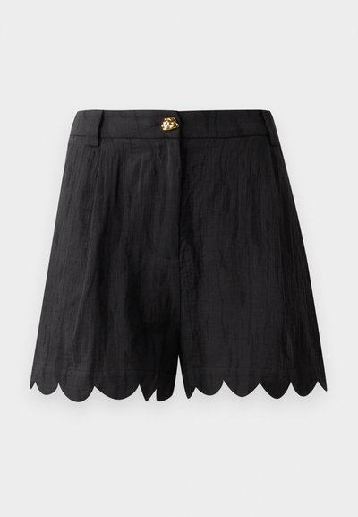 Črni kratki hlače z teksturirano površino, z oblikovanim robom, pasom in z zlatim srebrnim detajlom spredaj.