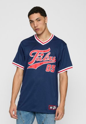 Tricou din plasă bleumarin cu accente roșii și albe, având logo-ul "Fubu" și numărul "05" pe față. Design cu mâneci scurte și guler în formă de V.