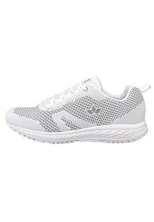 Weißer Sportschuh mit einem atmungsaktiven Mesh-Obermaterial, strukturiertem Muster, grauen Akzenten, verstärktem Fersenbereich und einer Gummisohle für Grip und Flexibilität.