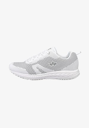 Weißer Sportschuh mit einem atmungsaktiven Mesh-Obermaterial, strukturiertem Muster, grauen Akzenten, verstärktem Fersenbereich und einer Gummisohle für Grip und Flexibilität.