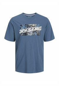 Blaues Baumwoll-T-Shirt mit kurzen Ärmeln, das ein rechteckiges Grafikdesign mit Palmenblättern und dem weißen Text "JACK & JONES" zeigt.