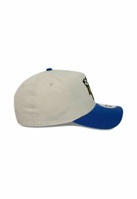 Baseballcap med en beige krone og blåt skygge. Har broderet ternet flagdesign. Fremstillet af bomuldsmateriale, struktureret form, justerbar snapback.