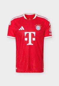 Κόκκινη φανέλα ποδοσφαίρου της FC Bayern Munich με λευκά λογότυπα Adidas και Telekom, χρυσή επένδυση στο γιακά και τα μανίκια, και έμβλημα της Allianz στο δεξί μανίκι.