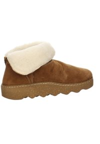 Bruine suède enkellaars met een witte nepbontkraag, gestructureerde rubberen buitenzool en contrasterende stikseldetails. Rondlopende te ontwerp.