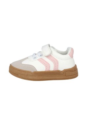 Zapatilla blanca con acentos rosas, correa de Velcro y cordones blancos. Presenta una punta beige y una suela de goma marrón texturizada.