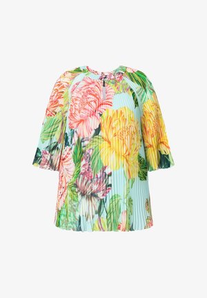 Halenka s řasením a rukávy do loktů s velkými květinovými potisky v růžové, žluté a oranžové barvě na světle modrém pozadí.