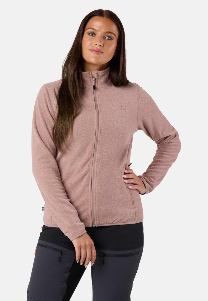 Jasnoróżowa polarowa kurtka z stójką i pełnym zamkiem błyskawicznym. Posiada teksturowaną powierzchnię oraz subtelne logo na piersi.