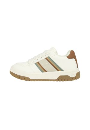 Sneaker bianco in pelle con accenti marroni, caratterizzato da tre strisce orizzontali verdi e marroni. Suola in gomma con presa testurizzata.