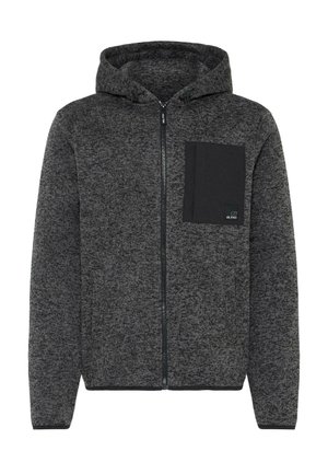 Pilkos spalvos užtrauktuku užsegamas megztinis su tekstūruotu audiniu, drabužių užtrauktuku kapulė. Krepšys juodai nugarėlėje. Yra šoninės kišenės ir raukšlėtos rankovės.